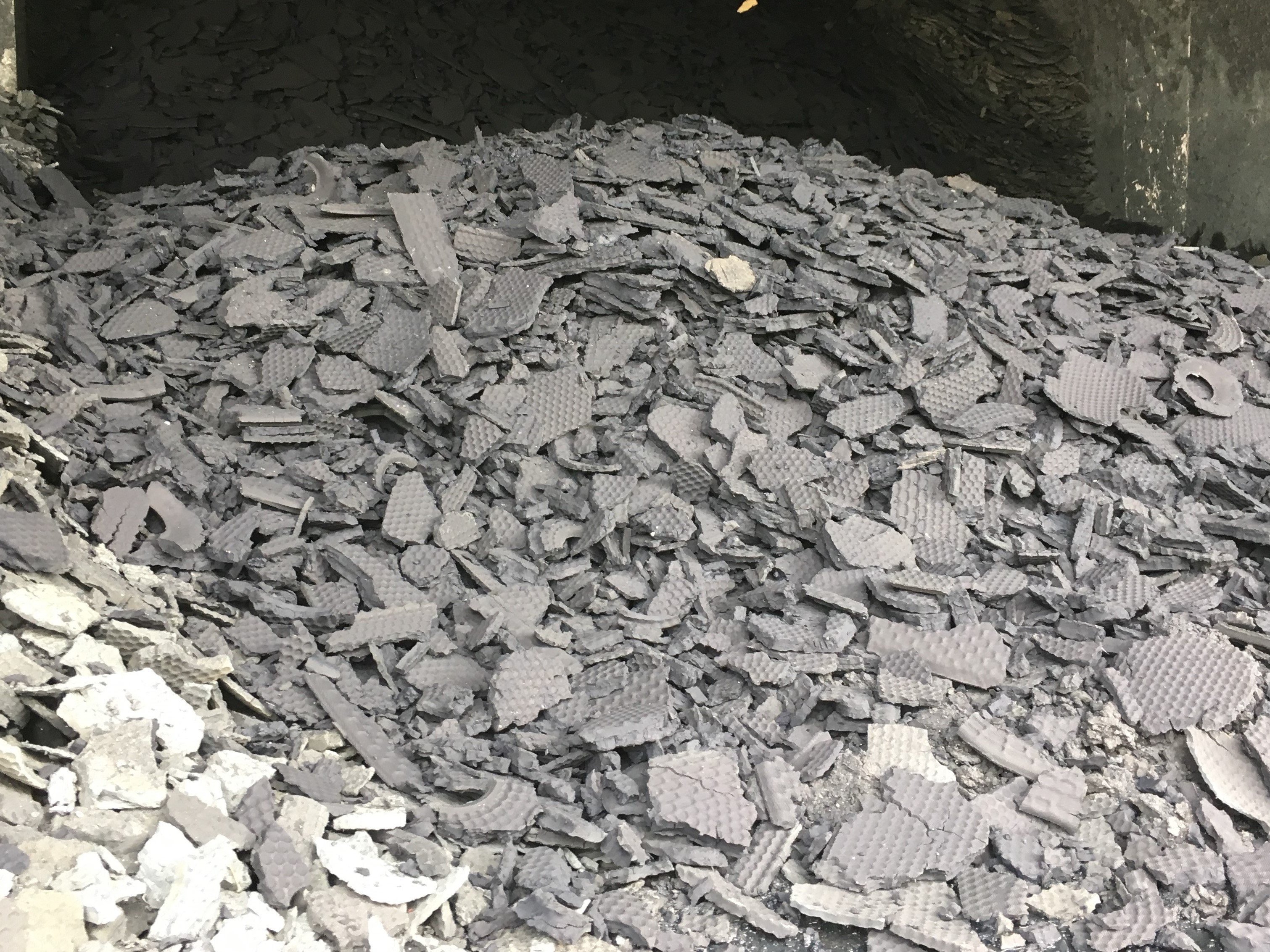 傳統(tǒng)污泥脫水藥劑脫水不徹底，污泥調(diào)理劑污泥深度脫水。